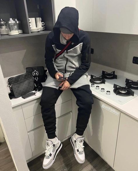 Nike Tech Fleece Outfit Men, Streetwear Mens Outfits, Nike Tech Fleece Men, Nike Tech Tracksuit, Tech Tracksuit, Hiphop Culture, Tech Outfit, Mens Streetwear Outfits, Uk Drill