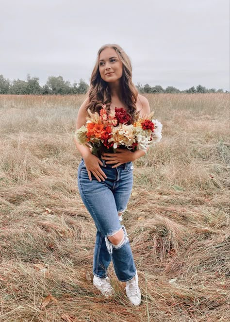 Flower In Pants Photoshoot Ideas, Boho Flower Photoshoot, Flowers Tucked In Pants Photoshoot, Poses For Pictures Instagram With Flowers, Best Friend Flower Top Photoshoot, Western Flower Photoshoot, Flower Top Pictures, Pictures With Flowers Ideas, Flowers In Jeans Photoshoot