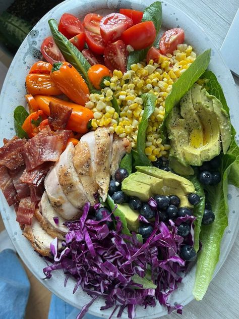 Rainbow Salad with Chicken: A Colorful Feast for the Senses! @nocrumbsleft Fish Taco Salad, Mandarine Recipes, Salads Green, Healthy Chicken Salad Recipe, Green Pasta, Rainbow Salad, Bacon In The Oven, Salad With Chicken, Healthy Chicken Salad