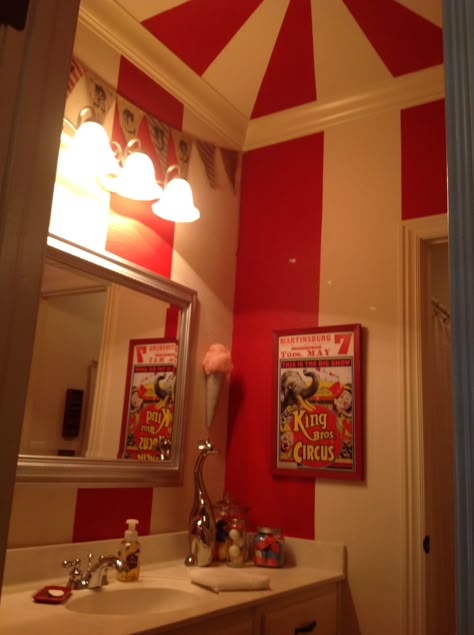 Circus bathroom Circus House, Carnival Home Decor, Clowncore Decor, Circus Interior Design, Clown Room Aesthetic, Vintage Circus Decor, Circus Home Decor, Circus Bathroom, Circus Interior