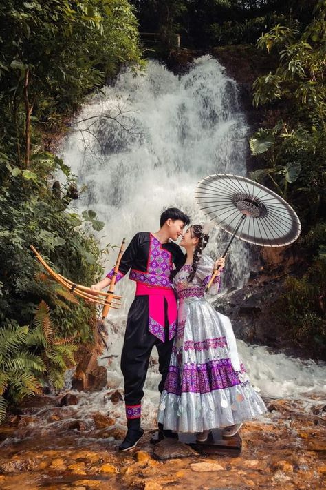 Hmong Photoshoot Photo Ideas, Hmong Couple Photoshoot, Hmong Clothes Photoshoot, Hmong Photoshoot, Hmong Wedding, Program Poster, Hmong Fashion, Hmong Clothes, Thai Clothes