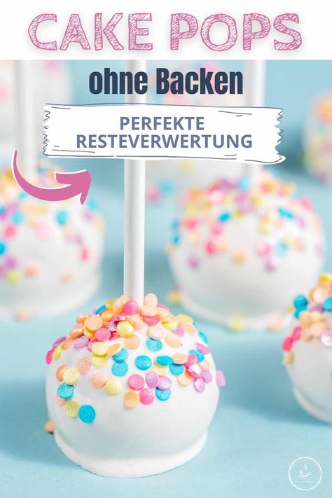 Diese Cake Pops ohne Backen sind die ideale Resteverwertung von Kuchen- oder Muffinresten. Die Masse ist schnell und einfach hergestellt und vielseitig abwandelbar. #resteverwertung #kuchen #muffins #cakepops #rezept 4th July Cake, Cake Pops Bouquet, Cake Pops Designs, Easy Cake Pops, Cake Pops Frosting, Sugar Free Pastries, Cake Pop Cake, Rainbow Cake Pops, Oreo Cake Pops