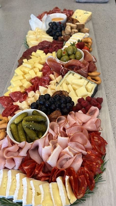 Charcuterie Board Meats, Charcuterie Appetizers, Amazing Food Platters, Decorações Com Comidas, House Farmhouse, Party Food Buffet, Catering Ideas Food, Charcuterie Inspiration, Party Food Platters