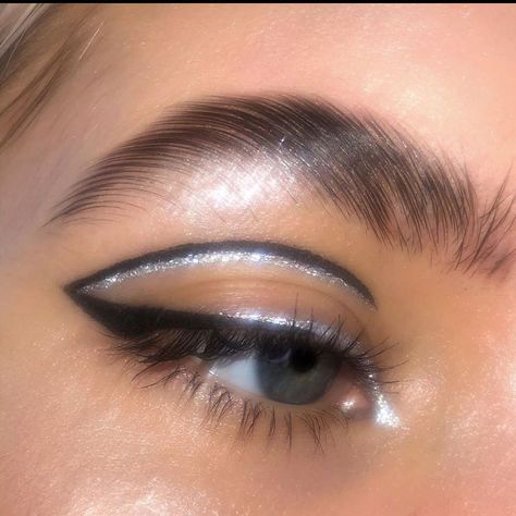 Meltcosmeticsupdates on Instagram: “Clean & crisp with a BOLD twist ✔️✔️ & ✔️ @makeupbylousims created this eye-catching  graphic eye liner using 💿 OK Boomer Gel Liner 🖤…” Eyeliner Inspiration, Gel Eyeshadow, Graphic Eyes, Glow Face, Makeup Challenges, Face Palette, Graphic Liner, Gel Liner, Glitter Makeup