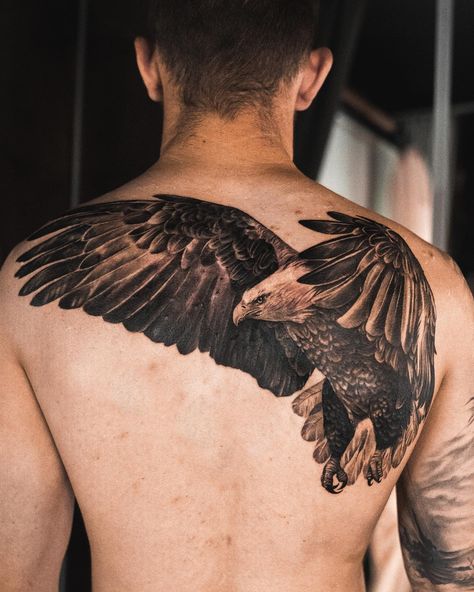 Sjekk detaljene til denne mektige, flyvende kongen 🦅 @jonathan.c.herrera er dedikert og veldig nøye på realisme 😚👌 Hva synes du? ✖️B️ooking: masterpiece.no ✖️Lokasjon: Stockfleths gate 51, Oslo #eagle #eagletattoo #tattooideas #instatattoo #tattoos #tattooed #inkedup #tattoostudio #tatovering #tattoolove #tattoolife #tatoolove #tattooartist #tattoonorway #tattoo #tattoonorge #tattoodesign #tattooer #bodyart #tattooart #ink #inked Back Tattoo Eagle, Realism Back Tattoo, Bird Back Tattoo, Dragon Tattoo Realistic, Eagle Back Tattoo, Eagle Tattoo Design, Brown Eagle, Shoulder Sleeve Tattoos, Usa Tattoo