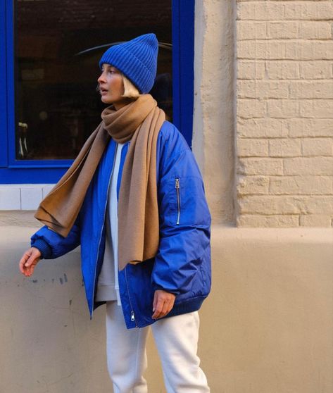 Blue Puffy Jacket Outfit, Cobalt Blue Outfit Color Combos, Blue Winter Coat Outfit, Maximalist Winter Outfits, Winter Street Style Cold, Blue Beanie Outfit, Blue Puffer Jacket Outfit, Puffy Jacket Outfit, Hat Outfit Winter