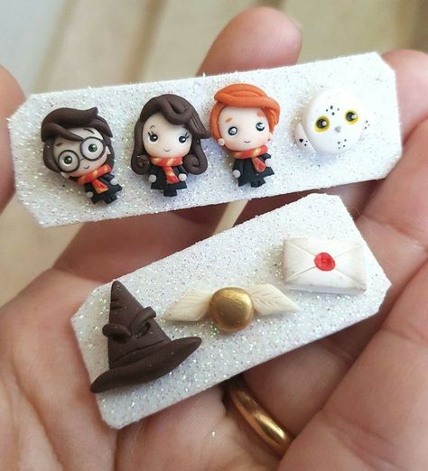 Kawaii Harry Potter, Harry Potter Earrings, Fimo Kawaii, Polymer Clay Disney, Harry Potter Charms, Potters Clay, Clay Studs, Tanah Liat, Harry Potter Crafts