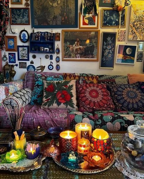 Apartment Tall Ceilings, Eclectic Maximalism Aesthetic, Gypsycore Decor, Earthy Maximalist Bedroom, Maximalist Room Ideas, Maximalist Dorm Room, Hippy House, Indie House, Geek Home Decor