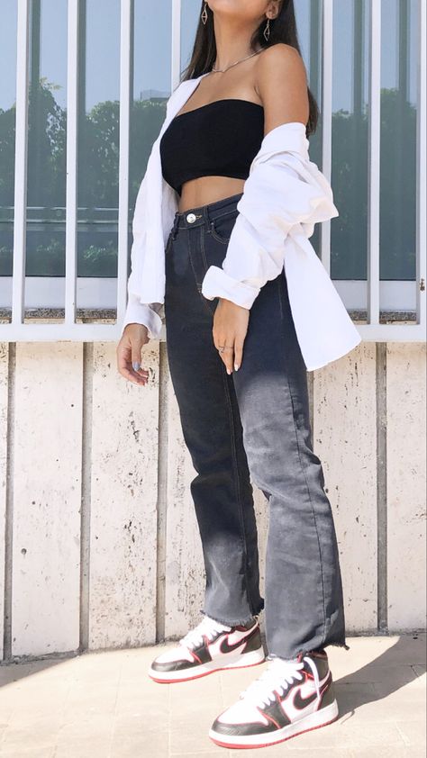 Jordan 1 Bloodline Outfit Women, Style Jordan 1 Women Outfit, Bloodline 1s Outfit, Highcut Outfit, How To Style Jordans Women, Dk Outfit, Jordan Outfits Womens, Jordan 1 Outfit, Chicago Outfit