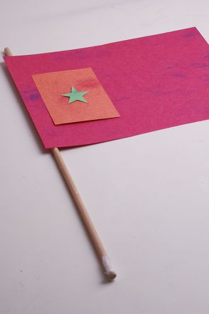 Here's a fun activity that will allow your child to express himself by making a flag of his own design, then writing an accompanying story. School Age Games, Pirate Activity, Government Activities, Make Your Own Flag, Design Your Own Flag, Handout Design, Survivor Party, Olympic Crafts, Third Grade Art