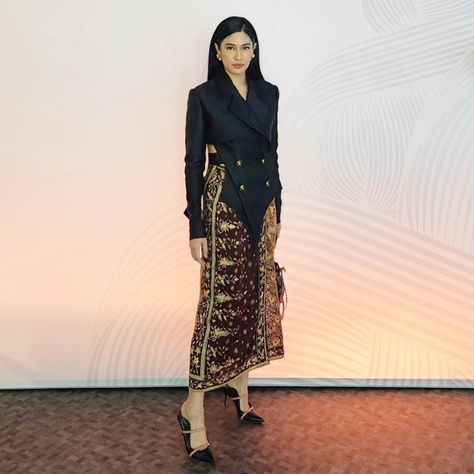 Modern Batik Outfit, Indonesian Outfit, Kebaya Outfit, Dian Sastrowardoyo, Asia Culture, Indonesia Fashion Week, Indonesia Traditional, Batik Dress Modern, Indonesian Fashion