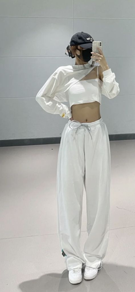 White Dance Outfit, Dance Outfits Practice Hip Hop, Dance Crew Outfits, Kpop Dance Practice Outfits, Dance Fits, Dance Class Outfit, Dance Style Outfits, Dance Crew, Doctor Dress