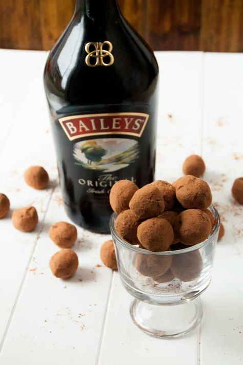 Coffee Truffles, Irish Cream Truffles, Baileys Irish Cream Coffee, Homemade Baileys Irish Cream, Healthy Protein Desserts, Espresso Truffles, Truffle Recipe Easy, Homemade Baileys, Irish Cream Coffee