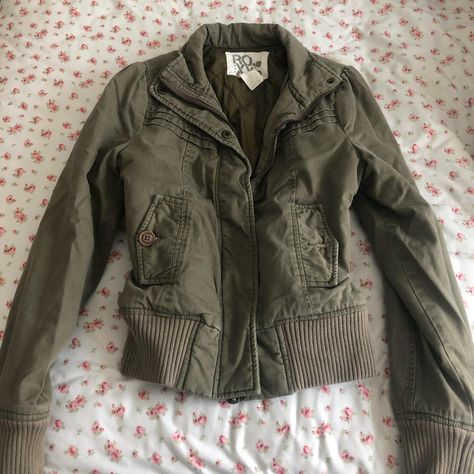 vintage roxy olive green heavy jacket, gives major... - Depop How To Style A Green Jacket, Dark Green Jacket Outfit, Green Jacket Outfit Aesthetic, Olive Green Jacket Outfit, Olive Green Jacket Outfits, Cute Jackets For Women, Green Jacket Outfit, 80s Clothes, Vintage Roxy