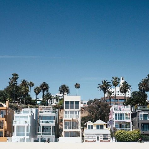 Santa Monica Houses, Amazing Homes, Santa Monica Beach, White Bed, Cali Girl, Malibu Barbie, California Love, City Of Angels, California Dreamin'