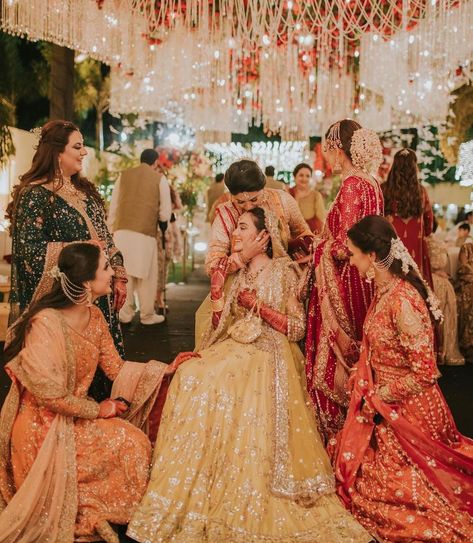 Dholki Bride Pakistan, Desi Bridal Party, Wedding Picture Ideas Indian, Desi Wedding Bridesmaids, Pakistani American Wedding, Desi Wedding Aesthetic Friends, Pakistani Wedding Pictures, Desi Bridesmaid Dresses, Bengali Bridesmaid