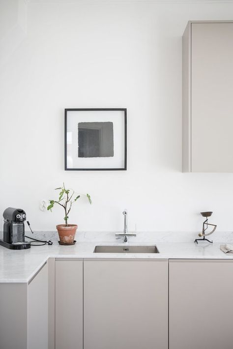 Color Trend: Clay is the New Gray - Apartment34 Neutral Kitchen Cabinets, Scandinavian Kitchen Design, Neutral Kitchen, Ideas Hogar, Scandinavian Kitchen, Kitchen Cabinet Colors, Grey Kitchens, Kitchen Trends, Trendy Kitchen