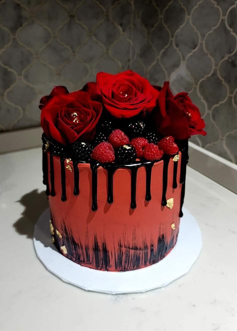 Black and Red cake with roses and berries Black Cake Red Drip, Red Rose And Black Themed Birthday Party, Red Black Cake Birthday, Red And Black Cake Design, Red And Black Sweet 16 Cake, Red And Black 18th Birthday Party, Red Cake Ideas Birthdays, Red Birthday Cake For Men, Red And Black Cakes