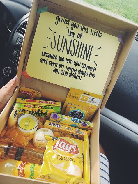 Get Well Gift Box Ideas, Best Friend Gift Box Ideas Care Packages, What To Put In A Box Of Sunshine, Sunshine Baskets Ideas Care Packages, Kids Sunshine Basket, Sunshine Box For Bestie, What To Put In A Sunshine Box Friends, Sunshine In A Box Ideas, Appreciation Box Ideas