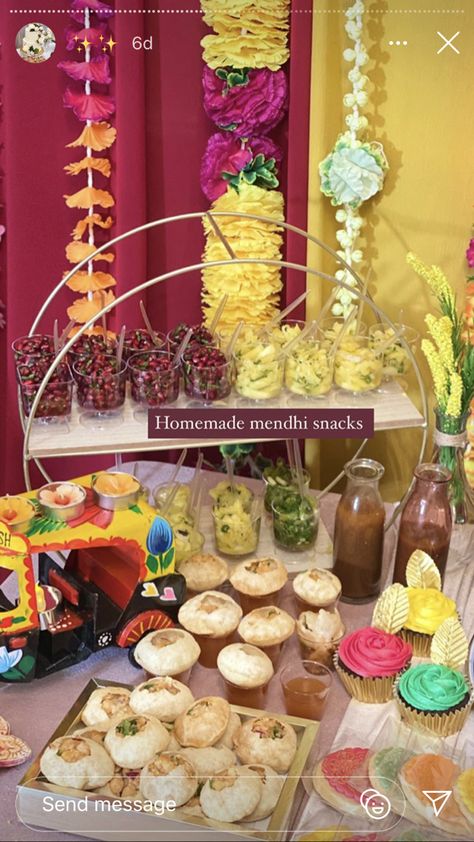 Mendhi Food Table, Dholki Food Ideas, Mehndi Food Table, Mehndi Dessert Table, Dholki Decor Home Simple, Chaat Party, Holi Decor, Dholki Decor, Food Table Decorations