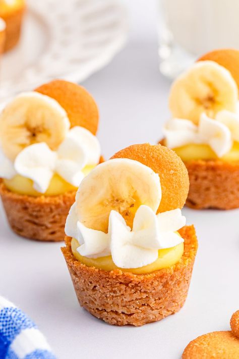 Mini Banana Pudding, Banana Pudding Cookies, Finger Food Desserts, Instant Banana Pudding, Finger Desserts, Banana Pudding Desserts, Easy Banana Pudding, Southern Banana Pudding, Vanilla Wafer