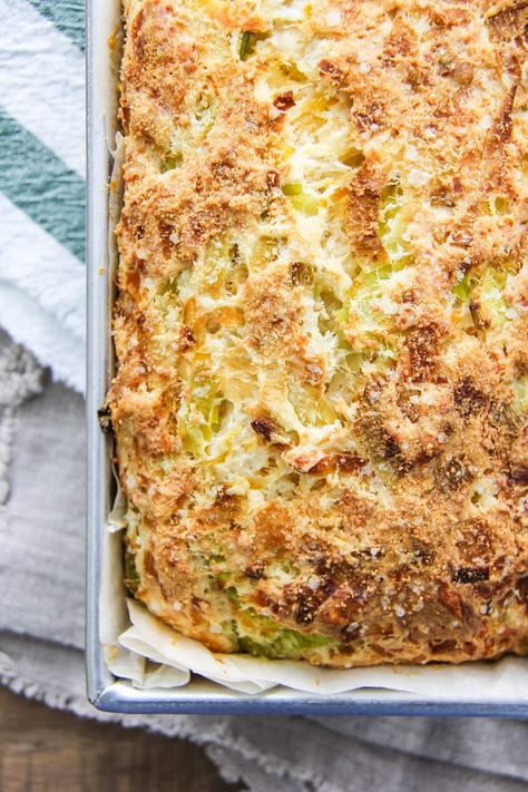 This flavourful Cheesy Garlic and Leek Quick Bread is loaded with soft cooked leeks, garlic and sharp cheddar cheese. This bread requires no kneading, no rising, and it’s ready and on the table in about one hour. Cheese And Leek Herb Bread, Leek Bread, Jelly Bread, French Toast Waffles, Buttermilk Bread, Herb Bread, Tart Dessert, Pretty Life, Pasta Soup