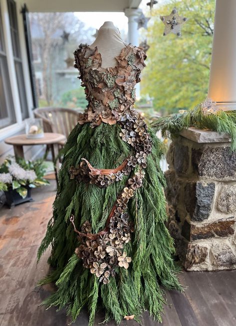 Woodland Fairy Costume, Mother Nature Costume, Mannequin Christmas Tree, Ren Faire Outfits, Tree Costume, Easy Diy Home Decor, Christmas Tree Dress, Fair Outfits, Tree Dress