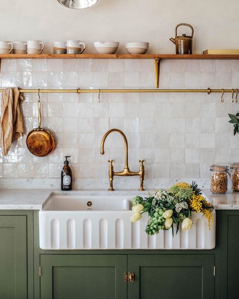 Dreamy Apartment, Arizona Kitchen, Classic English Kitchen, Kitchen Sanctuary, Country House Kitchen, Wall Cupboards, Belfast Sink, Devol Kitchens, Holiday Apartment