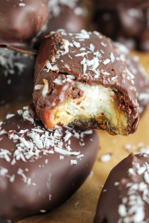 These healthy stuffed dates taste just like coconut macaroons. They are easy to make, healthy, and delicious! Chocolate Covered Coconut, Vegan Holiday Desserts, Toasted Coconut Chips, Date Caramel, Stuffed Dates, Dipped In Chocolate, Coconut Caramel, Coconut Chips, Raw Desserts