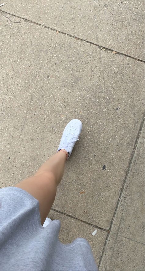 Sneaker Aesthetic, Af1 White, Female Clothes Outfits, Shoes Wallpaper, Iphone Wallpaper Hipster, Birthday Post Instagram, White Shoes Sneakers, Aesthetic Shoes, Sport Chic