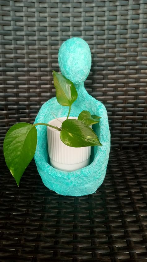 Paper Mache Art Projects Ideas, Paper Mache Plant Pots, Paper Mache Clay Projects, T Shaped House Plans, T Shaped House, Outdoor Paper Mache, Paper Mache Projects Ideas, Paper Mache Shelf, Paper Mache Planter