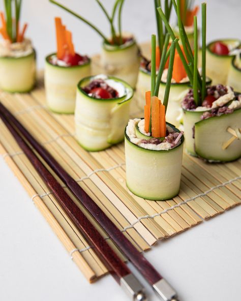 Sushi Recipes, Sushi Rolls, Zucchini Sushi Rolls, Zucchini Sushi, Zucchini Rolls, Keto Foods, How To Eat Better, Fresh Chives, Meatless Monday