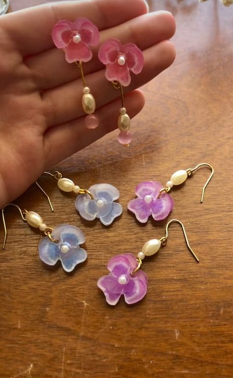 How to make Pansy style earrings with shrink plastic craft. Link takes you to artist's tutorial. Shrink Plastic Jewelry Tutorial, Shrink Plastic Crafts, Shrink Paper Earrings, Plastic Earrings Diy, Shrink Plastic Ideas, Shrinky Dink Ideas, Diy Shrink Plastic Jewelry, Shrink Plastic Earrings, Shrinky Dink Jewelry