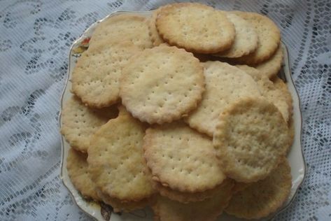 Water Crackers Recipe, Catering Food Displays, Water Crackers, Savoury Biscuits, Cheese Platter, Cracker Recipes, Diet Snacks, Veggie Tray, Cuban Recipes