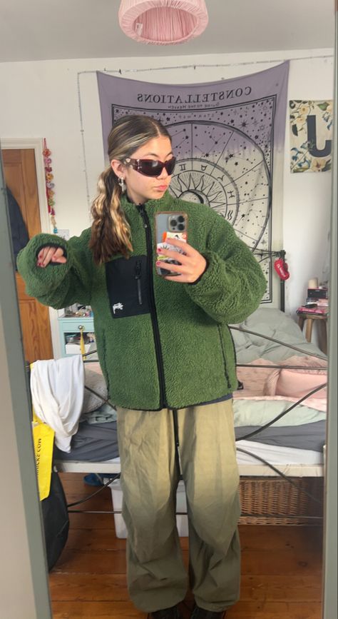 Green Fleece Outfit, Gorpcore Vest Outfit, Green Fleece Jacket Outfit, Fleece Vest Outfit, Fleece Outfit, Looks Pinterest, Winter Fits, Vest Outfits, Outfit Inspo Fall