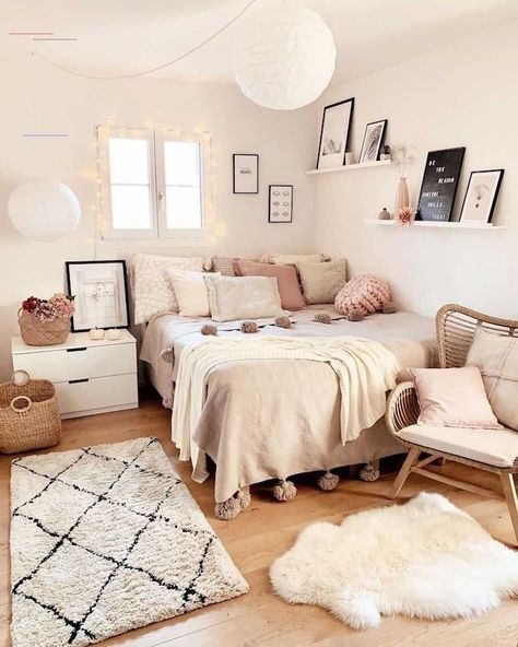 schlafzimmer mit kleinem fenster beiger teppich vsco zimmer pastell und rosa farben teenager zimmer einrichten modern und cozy kleine lichterketten Aesthetic Teen Bedroom, Design Ložnic, Zimmer Diy, Makeover Bedroom, Neutral Room, Dekorasi Kamar Tidur, Bedroom Idea, Redecorate Bedroom, Cozy Room Decor