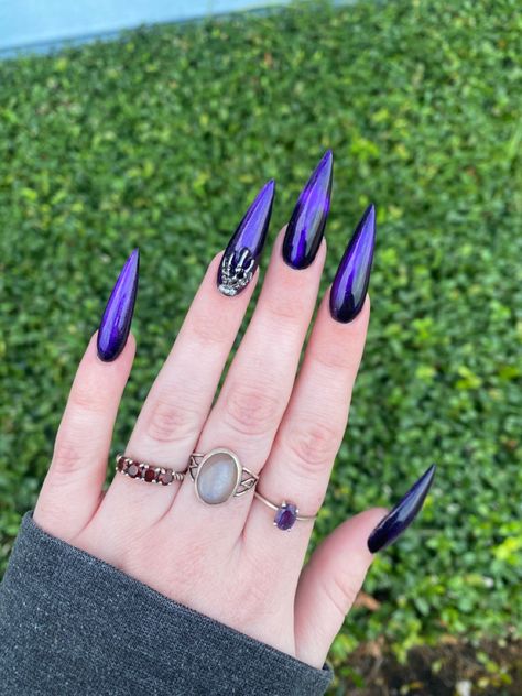 Chrome Nails Purple, Nails Purple And Silver, Purple Stiletto Nails, Purple And Silver Nails, Ongles Gel Violet, Purple Chrome Nails, Dark Purple Nails, Purple Chrome, Stilleto Nails Designs