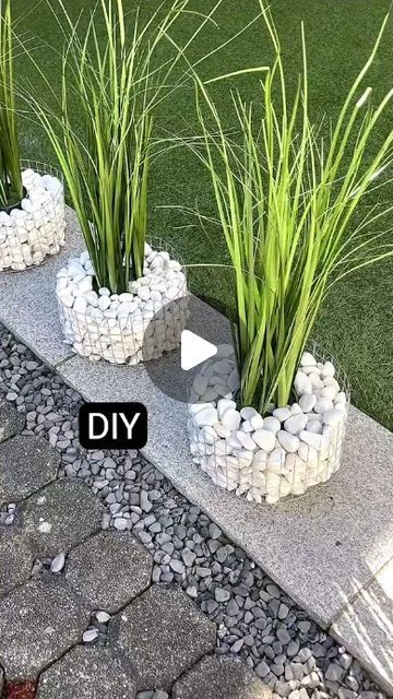 Decorating Ideas For Garden, Diy Home Plant Decor, Outside Garden Ideas Landscaping, Outdoor Table Decor Ideas, Creative Diy Home Decor, Diy Unique Home Decor, Garden Diy Décor, Art And Craft Ideas For Home Decoration, Diy Yard Projects