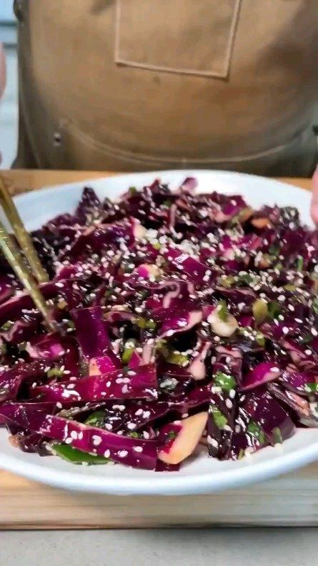 Summer Sesame Slaw 🥗⁠ ⁠ 𝙍𝙚𝙘𝙞𝙥𝙚 𝙗𝙮 @chefmichael.keto⁠ ⁠ 𝙄𝙣𝙜𝙧𝙚𝙙𝙞𝙚𝙣𝙩𝙨 📑⁠ 1 - One small head (2 lbs) - Red cabbage⁠ 8 - Scallions, thinly sliced⁠ ¼ cup (packed) - cilantro, chopped⁠ 2 - Jalapeño, seeds removed, minced⁠ ½ cup - Soy sauce⁠ ½ cup - Sesame oil⁠ 6 Tbsp - Unsweetened rice vinegar⁠ 1 tsp - Sea salt ⁠ 2 tsp - cracked black pepper⁠ 2 Tbsp - Sesame seeds⁠ ⁠ 𝙄𝙣𝙨𝙩𝙧𝙪𝙘𝙩𝙞𝙤𝙣𝙨🔪⁠ FOR THE SLAW Start by removing the two outer leaves of the cabbage and discard. Place th Sesame Slaw, Full Recipes, Slaw Recipes, Keto Food List, Small Head, Free Keto Recipes, Keto Meal Prep, Healthy Low Carb Recipes, White Core