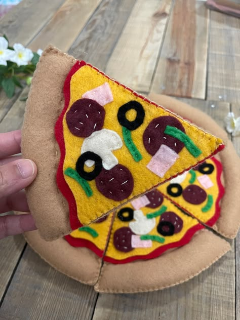 Pizza Felt Diy, Felt Play Food Pizza, Felt Pizza Pattern Free, Felt Pizza Diy, Felt Hamburger, Felt Food Pizza, Felt Food Templates, Play Food Diy, Felt Pizza