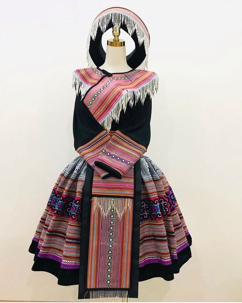 Hmong Modern Clothes Style, Hmong Traditional Clothing, Modern Hmong Clothes, White Hmong Clothes, Hmong Aesthetics, Hmong Fashion, Geometric Clothing, Hmong Clothes, Hmong Textiles