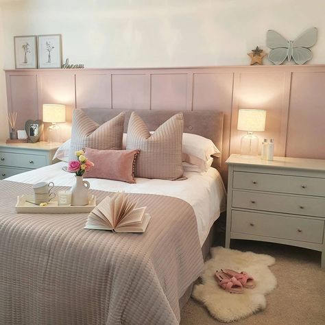 Headboard panelling in a bedroom Grown Up Bedroom, Car Parks, Big Girl Bedrooms, Girl Bedroom Walls, Guest Bedroom Decor, Bedroom Wall Colors, Pink Bedrooms, Bedroom Renovation, Bedroom Panel