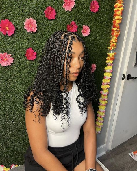 Natural Hair Braids For Black Women No Weave, Short Easy Braided Hairstyles, Short Boho Knotless Braids With Color, Mid Back Boho Knotless Braids, Short Knotless Braids With Curls, Shoulder Length Braids For Black Women, Boho Braids With Curls, Medium Length Box Braids, Short Knotless Braids With Curly Ends