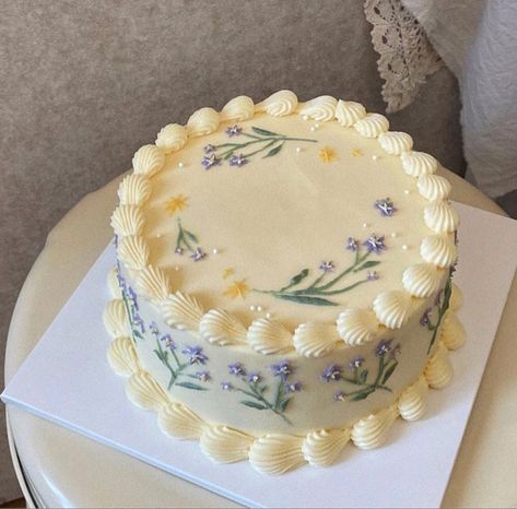 Simple Pretty Cakes Birthday, Bolo Vintage, Simple Cakes, Vintage Birthday Cakes, Desserts Cake, Pastel Cakes, Recipe Cake, Simple Cake Designs, Birthday Treat