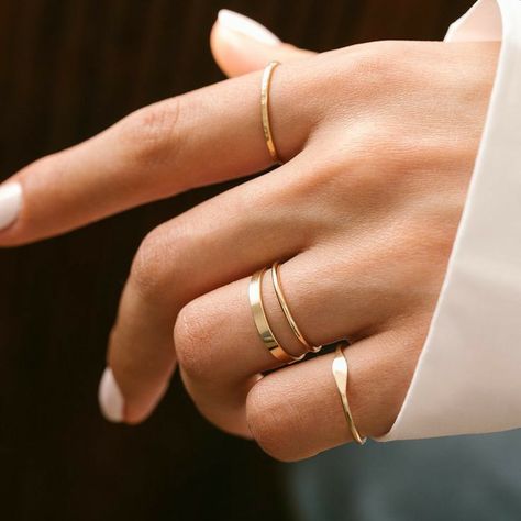 How To Wear Rings On Both Hands, Rings Vintage Boho, Boyfriend Look, Gold Minimalist Jewelry, How To Wear Rings, Ring Inspo, Bold Rings, Golden Ring, Hand Jewelry