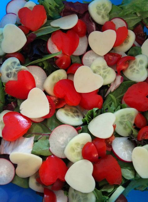 14 healthy valentines day treat ideas Valentine Finger Foods, Heart Shaped Appetizers, Valentines Bunco, Valentine Salad, Valentines Recipes Desserts, Fruit Kebabs, Healthy Valentines, Decorações Com Comidas, Valentine Desserts