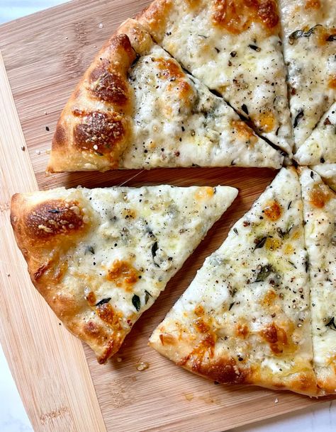 4 Cheese Pizza, Special Pizza, Four Cheese Pizza, Parmesan Pizza, Quick Pizza, Panera Bread, Pizza Recipes Homemade, Easy Pizza, Pizza Stone