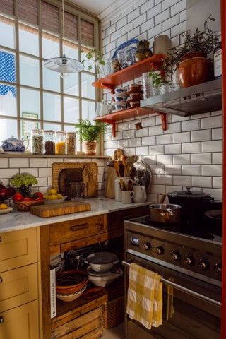 Stockholm House, Colorful Rooms, Stockholm Apartment, Oval Room Blue, Nora Ephron, Walnut Kitchen, English Decor, Swedish House, New Interior Design