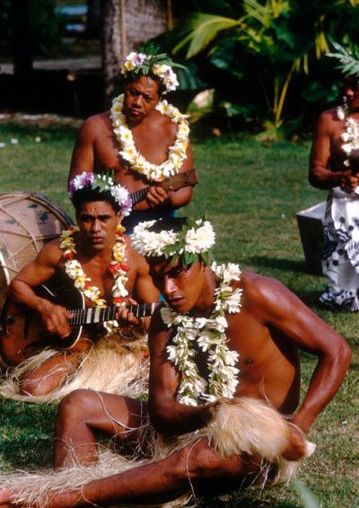 (5) #Polynesia op Tumblr Samoan Clothing, Tahitian Gardenia, Samoan Men, Tiara Flower, Polynesian People, Polynesian Men, Amber Eyes, Folk Clothing, Indigenous Americans