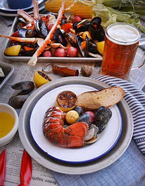 How to Host the Perfect Clam Bake - Backyard Clam Bake | ICONIC LIFE Baked Clams Recipe, Clambake Recipe, Lobster Bake Party, Clam Recipe, Clam Bake Party, Lobster Party, Seafood Boil Party, Seafood Sushi, Lobster Bake